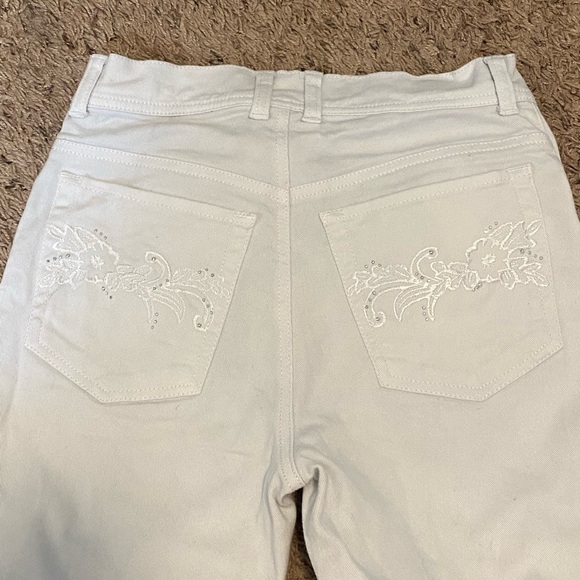 Gloria Vanderbilt white capri pants - Picture 2 of 5